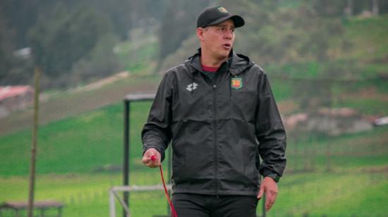 Luis García, técnico del Deportivo Cuenca, durante el entrenamiento del 9 de enero de 2024.