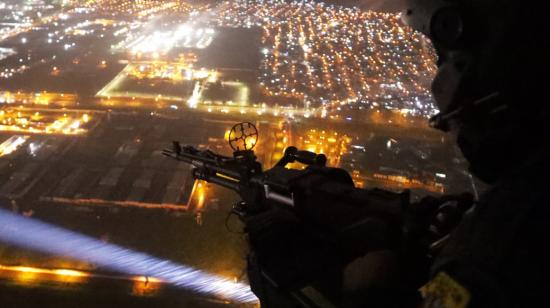 El Gobierno Nacional dice requerir USD 1.000 millones para movilizar a la Fuerza Pública en la lucha contra el terrorismo. En la foto, un helicóptero sobrevuela el complejo carcelario de Guayaquil.  