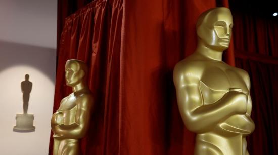 Estatuas gigantes del premio Oscar. Los nominados del 2024 se anuncian este martes 23 de enero. 