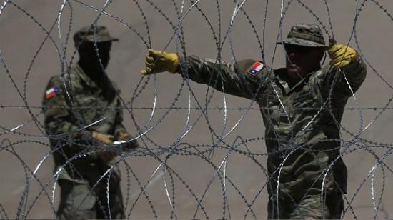 Alambre de púas colocado en frontera de Texas y México.