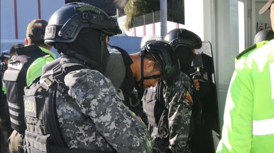Policías ecuatorianos entregan a autoridades colombianas a Carlos Arturo Landázuri, apodado 'Comandante Gringo', tras ser capturado, el 22 de enero del 2024.
