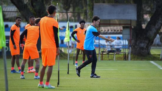 Josep Alcácer, durante un entrenamiento con Liga de Quito, el 22 de enero de 2024.