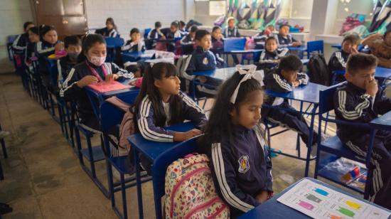 Varios estudiantes de un colegio fiscal en Quito, el 22 de enero de 2024.