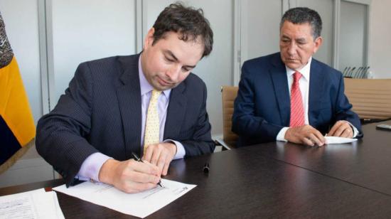 Firma del contrato de inversión para construcción de la mina El Domo-Curipamba, 22 de diciembre de 2022.
