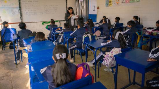 Estudiantes de la Unidad Educativa Juan de Salinas reciben clases presenciales, el 22 de enero de 2024.