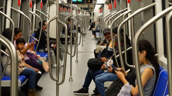 Pasajeros en el Metro de Quito el 1 de diciembre de 2023.