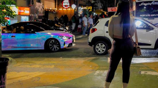 Una joven en una calle de Medellín, Colombia, enero de 2024.