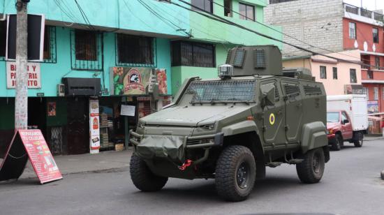 Recorrido de militares en Quito, el 11 de enero de 2024.