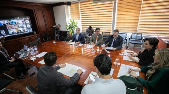 La canciller Gabriela Sommerfeld junto a la embajadora de Ecuador en EE.UU., Ivone Baki, y otras autoridades, reunidos en Quito, el 23 de enero de 2024.