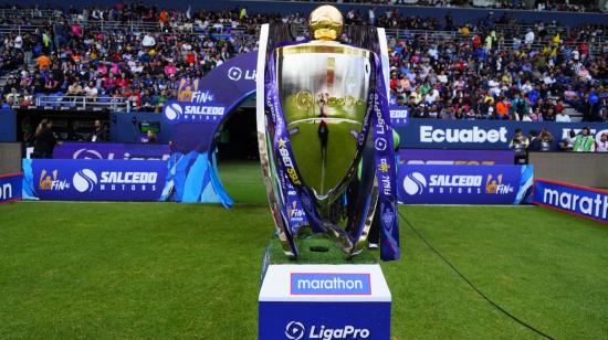 El trofeo de la LigaPro en la primera final de la LigaPro, el 10 de diciembre de 2023.