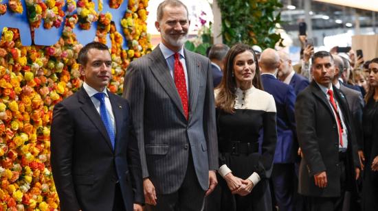 El presidente de Ecuador, Daniel Noboa (i) posa con el rey Felipe VI (C) y la reina Letizia (d) en el stand de su país durante la inauguración de Fitur en Madrid, el 24 de enero de 2024.