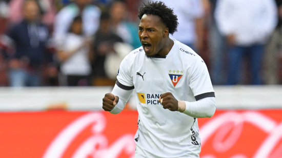 Jhojan Julio festeja un gol con Liga de Quito, en el estadio Rodrigo Paz Delgado, el 24 de agosto de 2023.