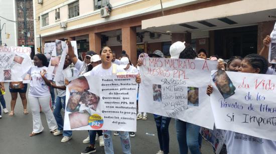 Plantón de familiares de prisioneros, realizado afuera de la Gobernación del Guayas, centro de Guayaquil, el 24 de enero de 2024.