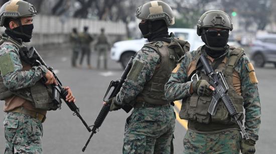 Imagen referencial de militares fuertemente armados en una zona de Guayaquil, el 19 de enero de 2024.