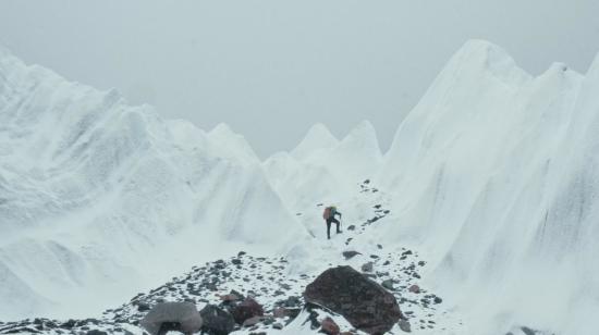 El documental 'Al otro lado de la niebla' se estrena en cines comerciales de Ecuador este 25 de enero. 