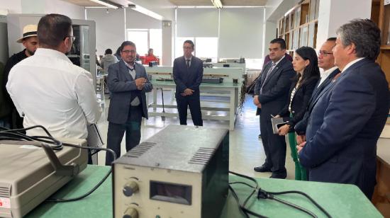 Autoridades y estudiantes en una de las aulas de la Politécnica Nacional.