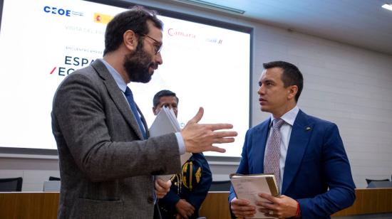 El presidente Daniel Noboa (derecha) junto al ministro de Economía español, Carlos Cuerpo, en un encuentro con empresarios en Madrid, el 25 de enero de 2025.