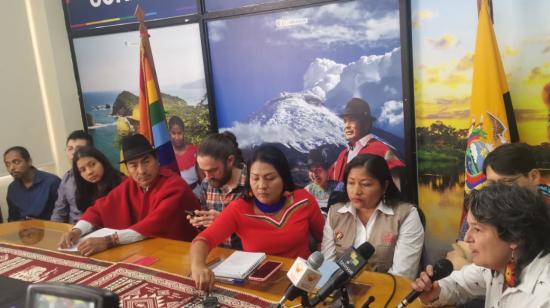 Colectivos indígenas y ambientalistas, como Yasunidos y la Conaie, en rueda de prensa en Quito, el 25 de enero de 2024.