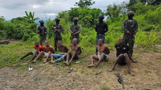 Militares junto a los seis detenidos en Esmeraldas, preguntos integrantes de Los Tiguerones, el 24 de enero de 2024.