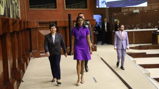 El fiscal general del Estado, Diana Salazar, llega al pleno de la Asamblea, en Quito, el 25 de enero de 2024.