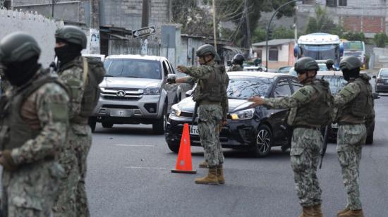 Militares en un control en Guayaquil, el 14 de octubre de 2023. 