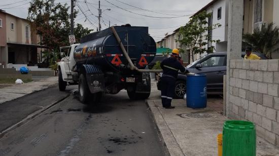 Imagen referencial de un tanquero de Interagua en un sector de Guayaquil. 