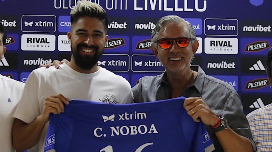 José Pileggi y Christian Noboa sostienen una camiseta de Emelec, en el estadio Capwell, el 25 de enero de 2024.
