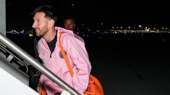 Lionel Messi, del Inter Miami, sube al avión que lo lleva a Riad para los partidos amistosos de pretemporada, el 24 de enero de 2024.