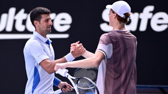 Novak Djokovic felicita a Jannik Sinner, después del partido de semifinales del Abierto de Australia, el 26 de enero de 2024. 