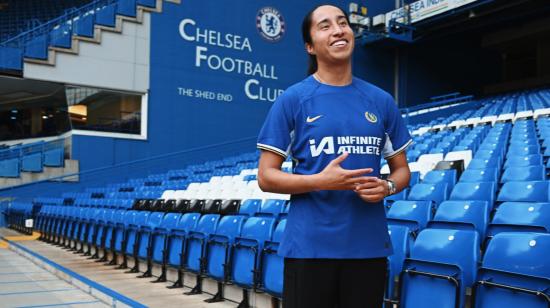 La colombiana Mayra Salazar luce la camiseta del Chelsea, el 26 de enero de 2024. 