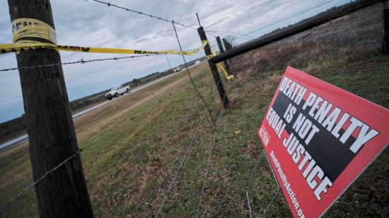 Exteriores de la cárcel en Alabama, donde activistas protestaron en contra de la pena de muerte, tras la ejecución de un prisionero con gas nitrógeno, el 25 de enero de 2025.