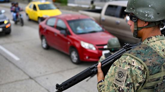 Imagen referencial de un militar patrullando Guayaquil, tras la declaratoria de conflicto armado interno, el 15 de enero de 2024.