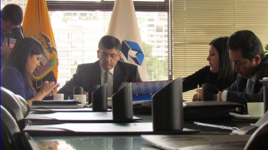 Nilsen Arias (centro), entonces gerente de Comercio Internacional de Petroecuador, durante una apertura de ofertas en 2013.