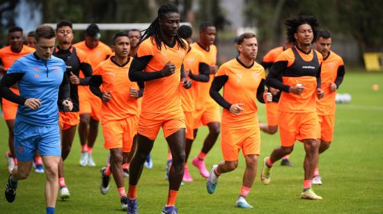 Jugadores de Liga de Quito, durante un entrenamiento en Pomasqui, el 17 de enero de 2024.