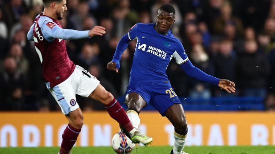 Moisés Caicedo, durante el partido del Chelsea ante el Aston Villa por la FA Cup, el 26 de enero de 2024.