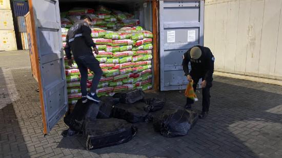 Policías durante el decomiso de cocaína en el puerto de Guayaquil el 26 de enero del 2024.