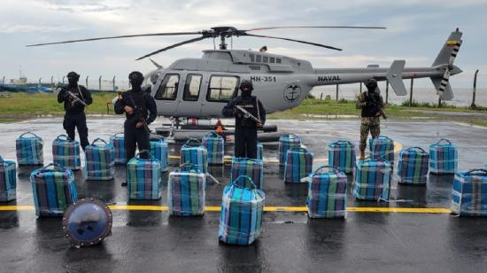 La Armada y la Policía Nacional interceptaron una lancha rápida con droga, en Esmeraldas.