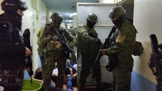 Miembros de la Fuerzas Armadas durante la intervención en la cárcel de Chimborazo.