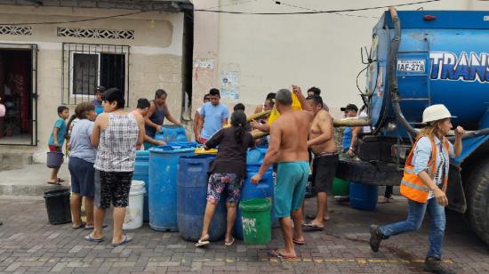 Ciudadanos de Posorja se abastecen de agua a través de tanqueros, tras derrame de combustible.