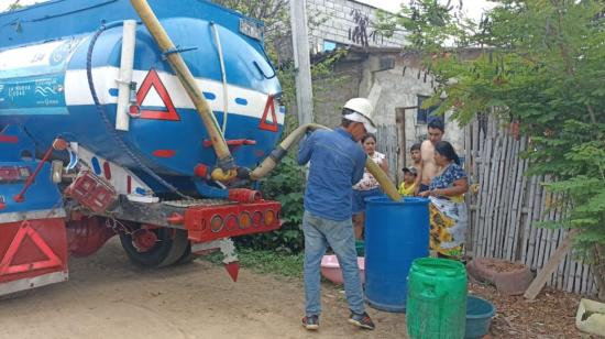 Un tanquero distribuye agua potable en Guayaquil el 28 de enero de 2024.