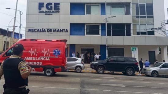 Un policía frente al edificio de la Fiscalía de Manta, atacada, este 29 de enero de 2024.