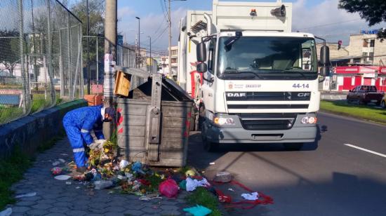 Un trabajador de Emaseo recoge la basura en Quito, en enero de 2024.