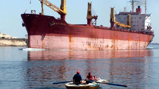 Un portacontenedores pasa por el Canal de Suez, en una imagen de archivo.