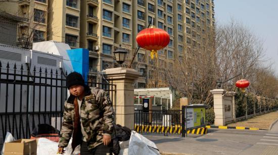 Una persona camina junto a un edificio de la inmobiliaria Evergrande en China, el 29 de enero de 2024.