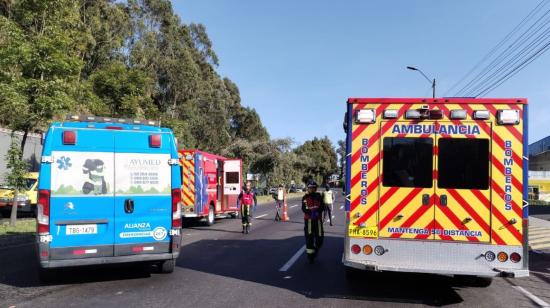 Unidades del Cuerpo de Bomberos de Quito atienden un accidente de tránsito en la avenida Simón Bolívar, el 30 de enero de 2024.