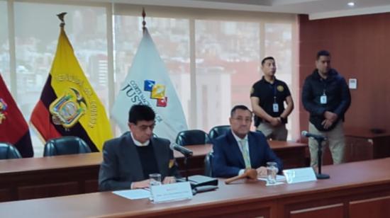 Luis Zaldumbide, director del SNAI, e Iván Saquicela, presidente de la Corte Nacional, durante una reunión para establecer un instructivo para la repatriación de presos extranjeros, el 30 de enero de 2024, en Quito.