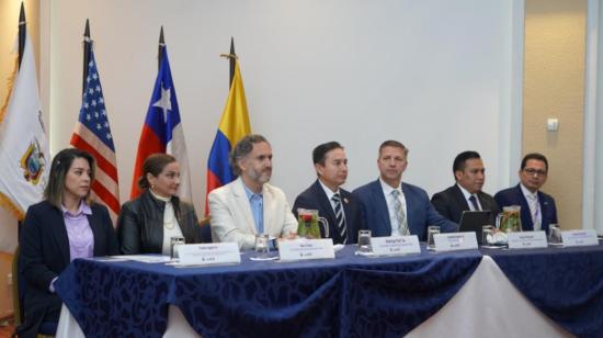 Momentos en que autoridades de Ecuador y de EE.UU. firman un convenio para mejorar el tratamiento de adictos a las drogas, el 30 de enero de 2024.