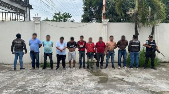 Imagen referencial de varios detenidos en el eje vial de Daule, Guayas, el 29 de enero de 2024.