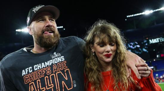 Travis Kelce y Taylor Swift en el partido entre los Chiefs y los Ravens, 28 de enero de 2024.