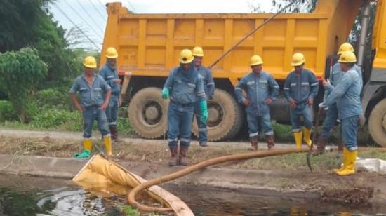 Trabajadores de Petroecuador detectan una perforación de poliducto clandestina. 